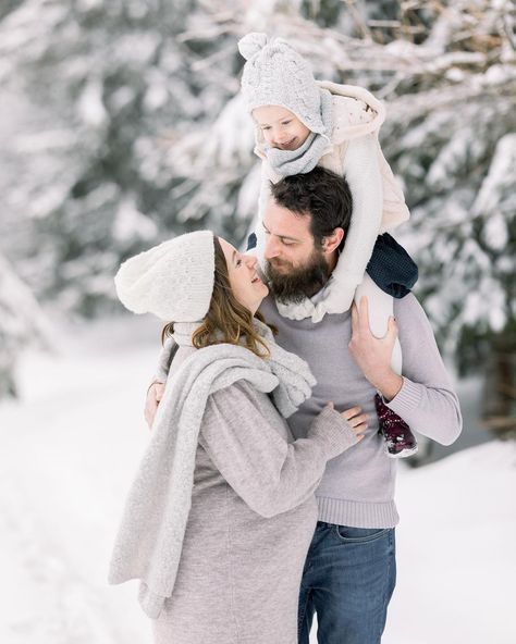 @irynapinhophotography on Instagram: “One of my favorite sessions, the snow, beautiful family and so much love to capture! What do you love to see the most: family or maternity…” Pregnancy Pregnancy photoshoot Grávida Sessão grávida Maternity Pregnant outfit Snow Maternity Photoshoot Family, Maternity Session Winter, Winter Maternity Photoshoot With Kids, Winter Maternity Pictures With Toddler, Winter Family Maternity Pictures, Snow Maternity Photos, Winter Pregnancy Photoshoot, Winter Maternity Photoshoot, Winter Maternity Pictures