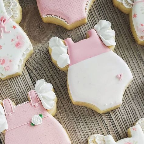 Kate Risher on Instagram: "Ruffle onesie on repeat and I loved every second of it! If you don't have this cutter yet for girly baby sets, you are missing out.  It's definitely one of my favorites! 💕 . . . . *Floral overall onesie inspired by @eatyourcookie.co  #customcookies #customdecoratedcookies #sugarcookies #girlbabyshowercookies #girlbabyshower #ruffleonesie #ruffleonesiecookies #onesiecookies #girlycookies #greenvillesc #simpsonvillesc #greenvillecookies #simpsonvillecookies #yeahthatgreenville #wildblueberrybakeshop" Baby Girl Onesie Cookies, Ruffle Onesie, Onesie Cookies, Shower Cookies, Baby Cookies, Wild Blueberries, Baby Shower Cookies, Bake Shop