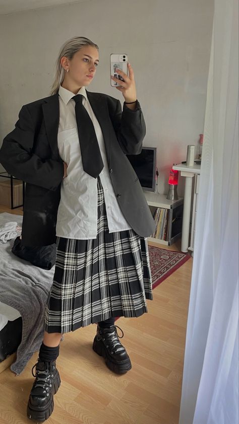 Punk Minimalist Style, Blue Tartan Skirt Outfit, Winter Fashion Midsize, Masculine Skirt Outfit, Masc Skirt Outfit, Kilt Outfits Women, Winter Outfits Alt, Punk Outfits Aesthetic, Tartan Skirt Outfit