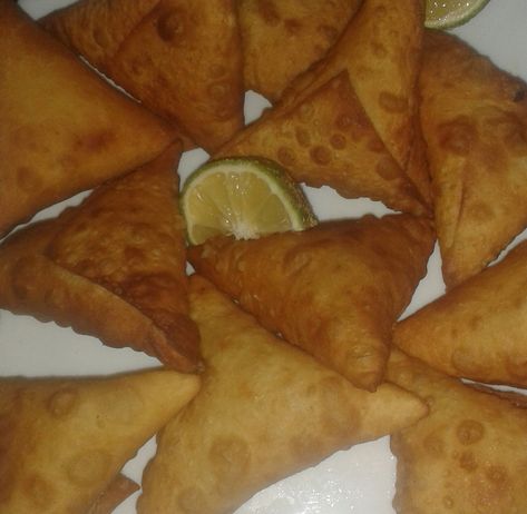 SAMOSA STEP BY STEP RECIPE. – mamakebobojikoni Kenyan Samosa Recipe, Samosa Recept, Samosa Wraps, Beef Samosa Recipe, Potato Samosa, Beef Samosa, Kenyan Food, Samosa Recipe, Ethiopian Food