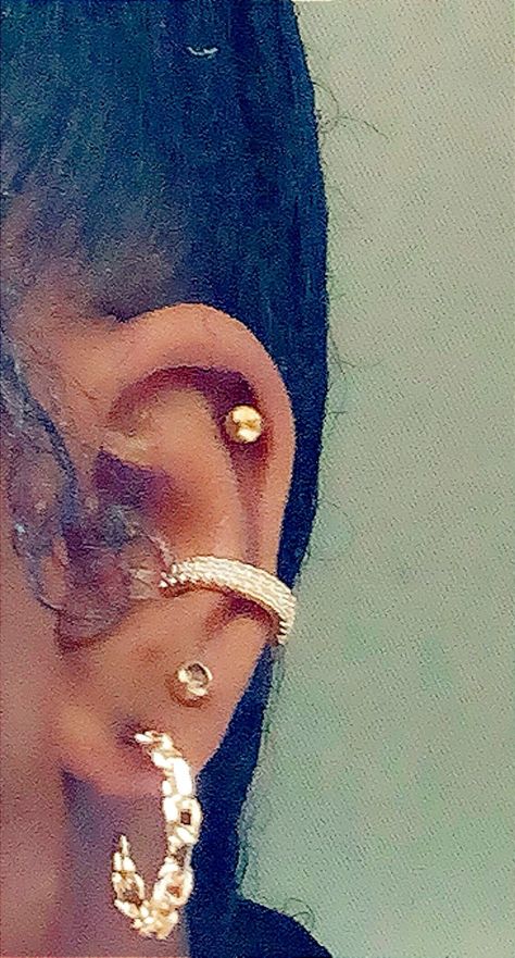 Conch Piercing Black Woman, Ear Piercings On Black Women, Piercings On Black Women, Conch Piercing Aesthetic, Piercing Black Women, Ear Stacks, Ear Piercing Ideas, Snug Piercing, Conch Piercings