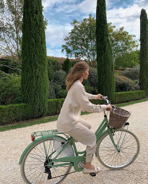 Michigan Girl, Wardrobe Styling, Beige Outfit, Bicycle Girl, Old Money Style, Street Style Paris, Emma Roberts, Bike Ride, Parisian Style