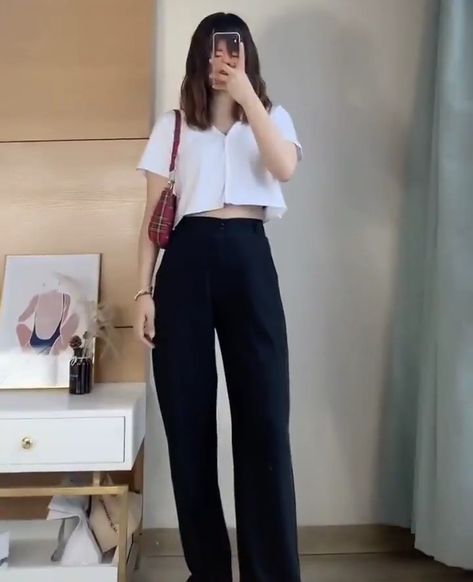 Black Trousers Outfit Casual Classy, Uniqlo Women Outfit Casual, Black Trousers Outfit, Uniqlo Women Outfit, Uniqlo Outfit, Trousers Women Outfit, Trousers Outfit, Trouser Outfit, Korean Casual Outfits