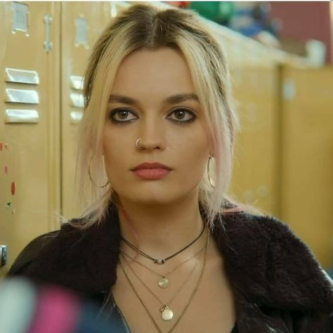 Sexeducation Netflix, Maeve Wiley, Emma Mackey, Harry Styles Photos, Best Makeup Products, Pretty People, Makeup Looks, Blonde, Actresses