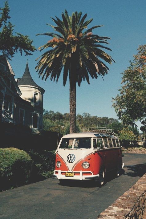 Iphone Wallpaper Architecture, Vintage Volkswagen Bus, Volkswagen Van, Vintage Vw Bus, Combi Volkswagen, Beach Cars, Campervan Life, Vintage Volkswagen, Combi Vw