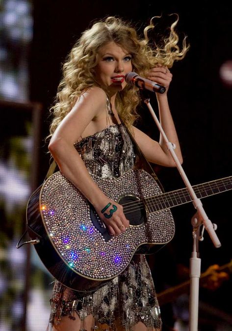 [...] the story, the sentiment, the sparkle are all part of that package. Since she... Taylor Swift Guitar, Taylor Swift Fotos, Taylor Swift Tour Outfits, Swift Tour, Taylor Swift Fearless, All About Taylor Swift, Celebrity Look Alike, Taylor Swift Outfits, Taylor Swift Concert