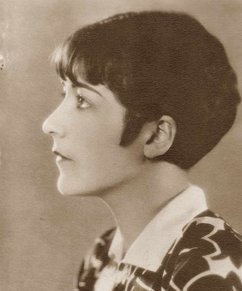 Glamour Daze, C. 1930. Aileen Pringle cut her hair in a "mob cut" which was wrong i society because females were known to have long hair. By having short hair, showed society her independence and drive to power. 1920s Hairstyles For Long Hair, 1920s Hair Short, 1920s Hairstyle, 1920's Hairstyles, 1920s Hairstyles, 1920s Aesthetic, Short Pixie Bob, 1920s Looks, 1920s Hair