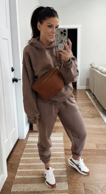 LaurieBelles, Chelsea Houska, OOTD, Outfit Inspo Fall Sweatpants Outfits, Sweat Set Outfit, Matching Set Outfit Sweats, Comfortable Outfits Lazy Days, Sweatpants Outfit Fall, Outfit Ideas Sweatpants, Bum Outfit, Outfits Lazy Days, Sweat Set Outfits