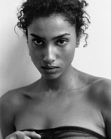 Imaan Hammam Face, Iman Hammam, Iman Model, Church Girl, Imaan Hammam, Hollywood Girls, Girl Energy, Parisian Chic Style, Natural Glowy Makeup