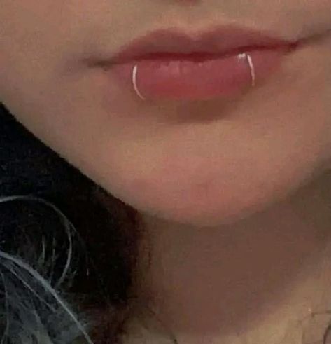 Piercings Bonitos, Lip Piercing Ring, Snake Bite Piercing, Mouth Piercings, Lip Piercing Jewelry, Snakebites, Small Lips, Face Piercings, Cool Piercings