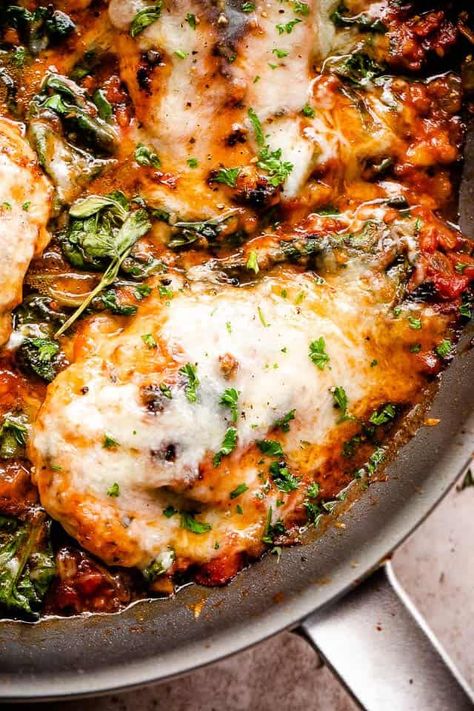 Cheesy Chicken Dinner, Chicken With Tomato Sauce, Chicken In Tomato Sauce, Mozzarella Chicken, Easy Chicken Dinner Recipes, Creamy Tomato Sauce, Recetas Keto, Cheesy Chicken, Chicken Dishes Recipes