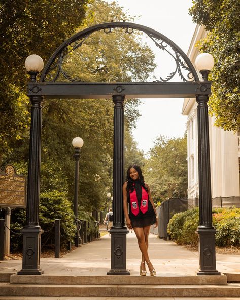 pc: https://www.instagram.com/maggsleephoto?igsh=YjJ6dDZkdWE4MGg5  dear @universityofgeorgia, the time has come for us to part ways, and to say i’m heartbroken is an understatement. thank you for all of the love and lessons that these four years have afforded me. and always, go dawgs! 🐾🤍 Fall Graduation Pictures, College Graduation Photoshoot Ideas, Uga Graduation, Happy Graduation Day, College Grad Pictures, Grad Picture Ideas, College Grad Photos, College Graduation Photoshoot, College Graduation Pictures Poses