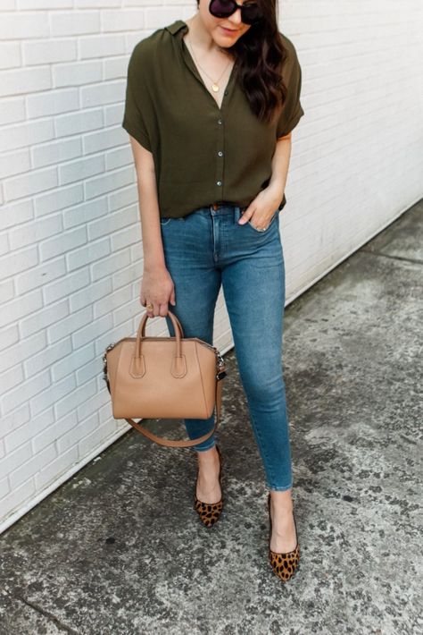 Olive Green Shirt Outfit Women Summer, Olive Blouse Outfit, Olive Green Shirt Outfit Women, Olive Green Blouse Outfit, Olive Green Shirt Outfit, Green Shirt Outfits, Kendi Everyday, Olive Green Shirt, Olive Green Blouse