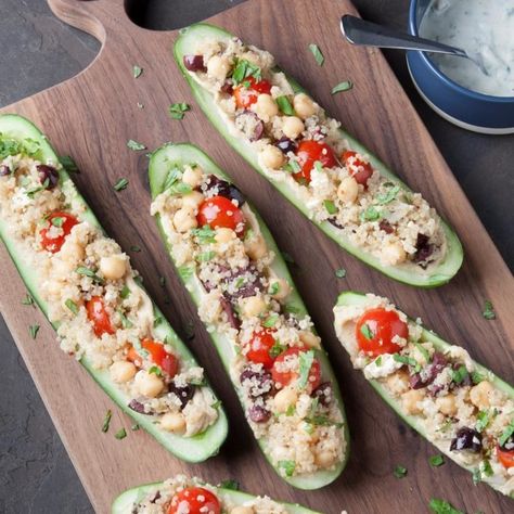 Cucumber and Hummus Boats Recipes With Hummus, Cucumber And Hummus, Weekday Lunches, Roasted Garlic Hummus, Meatless Meal, Easy Summer Meals, Summer Lunch, Chickpea Recipes, Fresh Salsa