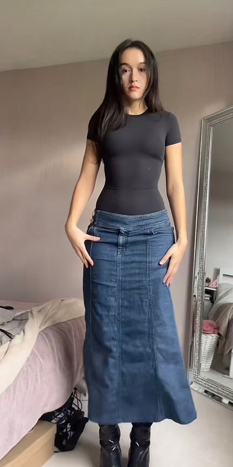 2000s Maxi Skirt Outfit, Demin Skirt Long, Modest Fashion Jeans, Y2k Skirts Long, Long Skirt Outfits Denim, Maxi Skirt Outfit 90s, Modest But Hot Outfits, Jean Long Skirt Outfits, Denim Maxi Skirt Outfit Fall