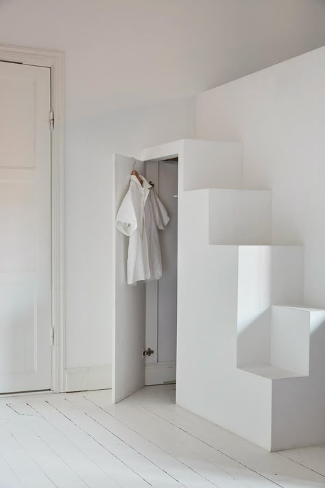 Compact Staircase, Compact Stairs, Gorgeous Closet, Make A Closet, Moderne Pools, Walk In Closet Ideas, Compact House, Deco Studio, Gorgeous Bedrooms