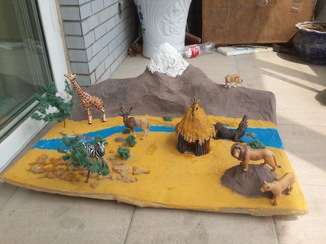 African Savanna diorama African Savannah model made for my daughter. Lion Diorama, Savanna Diorama, Giraffe Project, Habitat Diorama, Biome Project, Savanna Grassland, Biomes Project, Diorama Kids, Cat Habitat