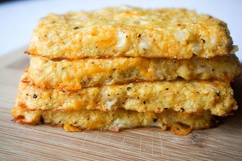 Woe Recipes, Vegetarian Cakes, Cauliflower Hashbrowns, Aip Keto, Ketogenic Meals, Paleo Breakfasts, Aip Breakfast, Cauliflowers, Desayuno Keto