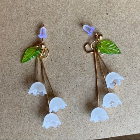 Brand New Lightweight Earrings Dainty White Lily Bead Wrapping, Crazy Earrings, Wire Wrap Jewelry Designs, Boho Color, Wire Wrapped Jewelry Tutorials, Glass Bead Earrings, White Lily, Earring Ideas, Wrap Jewelry