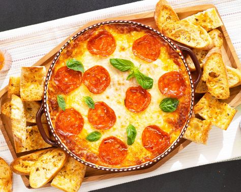 White Pizza Dip, Pizza Dip Recipes, Pepperoni Pizza Dip, Honey Pizza, Alfredo Pizza, Pizza Dip, Bagel Chips, White Pizza, Brunch Drinks