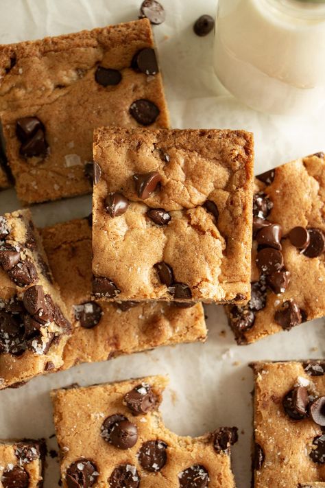 Copycat Nestle Toll House Chocolate Chip Cookie Bars Nestle Toll House Chocolate Chip Pie, Toll House Chocolate Chip Cookies Bars, Tollhouse Cookie Bars, Copycat Recipes Desserts, Nestle Cookies, Nestle Tollhouse Chocolate Chip Cookies, Nestle Toll House Cookies, Chocolate Chip Cookie Pie, Tollhouse Chocolate Chip Cookies