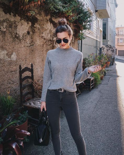 Pin = @zozzza Winter Hipster, Mode Ab 50, Faded Black Jeans, Cooler Look, Jeans Outfit, Mode Inspo, Fashion Winter, Work Outfits Women, Fotografi Potret