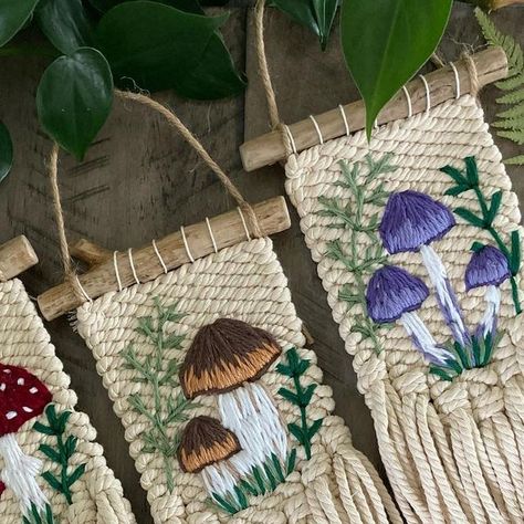 Mushroom Weaving, Diy With Yarn, Weave Wall Hanging, Diy Tapestry, Crochet Wall Art, Woven Wall Hangings, Fiber Wall Art, Weaving Loom Projects, Peg Loom