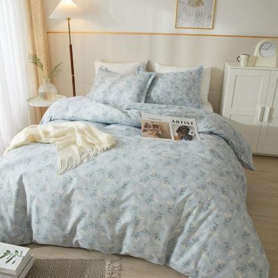 This 100% Soft Cotton Duvet Cover Set Retro Blue Flower Bedding Sets for Teens Women Ultra Soft Cotton Comforter Cover Soft Branches Bedding Collection 100% Soft Cotton, anti-wrinkle, fade resistant. soft as your t-shirt, Advanced dyeing technology, you will feel pampered all night while you sleep, the fabric has excellent resistance to fading, it doesn't fade after washing. MOHAAB Size: Queen Duvet Cover + 2 Standard Pillowcases | MOHAAB Boho Floral Duvet Cover Set Cotton | Queen Duvet Cover + Blue Flower Bedding, Light Blue And Brown Bedroom, Aesthetic Bed Comforter, Cute Bedding Sets, Blue Boho Room, Blue Aesthetic Decor, Blue Floral Comforter, Pale Blue Bedroom, Coastal Bedroom Aesthetic