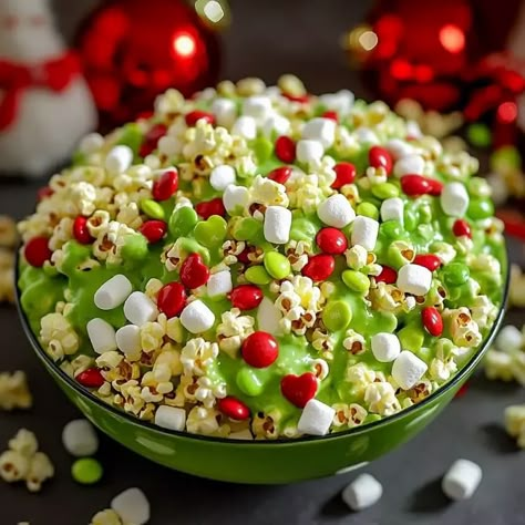 Grinch Popcorn Recipe, Popcorn Homemade, Ooey Gooey Butter Cookies, Fudge Homemade, Grinch Popcorn, 5 Minute Fudge, Popcorn Recipes Easy, Christmas Popcorn, Gooey Butter Cookies