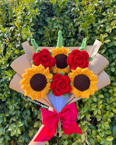 Red Roses And Sunflowers, Crochet Garden, Hello Kitty Crochet, Yarn Flowers, Crochet Bouquet, Crochet Dolls Free Patterns, Handmade Paper Crafts, Bouquet Wrap, Crochet Sunflower