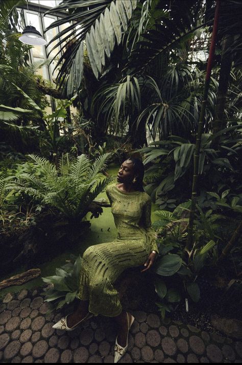 Swimsuit Photoshoot Ideas Beach, Photoshoot In Botanical Garden, Forest Theme Photoshoot, Green Photoshoot Ideas, Plant Photoshoot Ideas, Jungle Photoshoot Ideas, Greenery Photoshoot, Jean Photoshoot, Botanical Garden Aesthetic