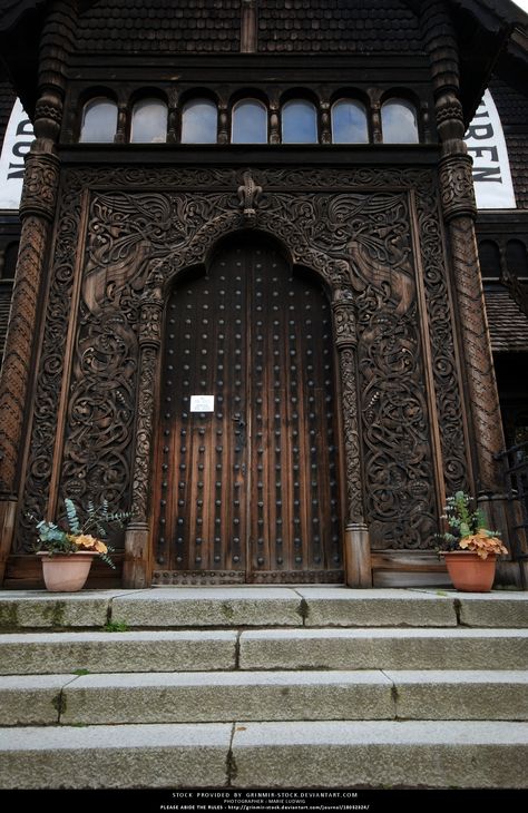 Norse door. I wan this fort front door! Norse Furniture, Norse Carving, Norse Decor, Nordic Architecture, Norse Design, Viking House, Scandinavian Architecture, Viking Life, Viking Culture