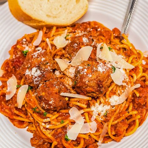 This Instant Pot spaghetti and meatballs recipe is an easy one pot dinner! Fresh homemade meatballs are combined with spaghetti sauce and pasta in the pressure cooker for an easy all in one meal. Instant Pot Spaghetti And Meatballs, Slow Cooker Chili Mac, Spaghetti And Meatballs Recipe, Baked Manicotti, Instant Pot Spaghetti, Savory Meatballs, Dinner Fresh, Sweet And Sour Meatballs, White Bread Recipe