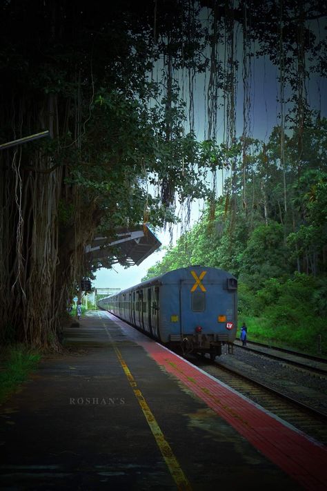 Train Video, Whatsapp Profile Picture, Indian Railways, Train Photography, Beautiful Places To Travel, Railway Station, Incredible India, Kerala, Street Photography