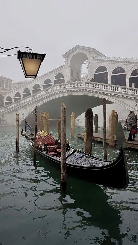 ♔ Venise en Hiver - Venice in the Winter Etretat France, Venice Painting, Venice Travel, Italy Photography, Visit Italy, Elba, Beautiful Places To Travel, Venice Italy, Travel Around The World