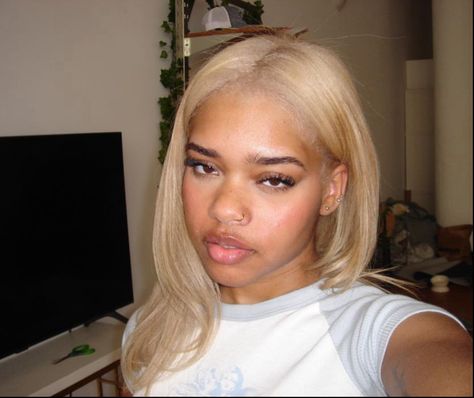 Ashy Blonde Hair, Pretty Blonde Hair, Hair Black Women, Dyed Curly Hair, Ashy Blonde, Makeup For Black Skin, Blonde Hair Girl, Cool Makeup Looks, Dyed Natural Hair