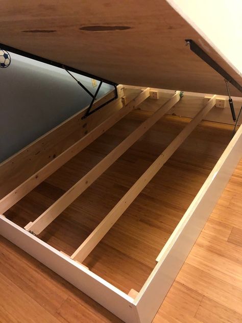 Under Bed Storage Lift Up, Diy Lift Bed, Lift Storage Bed Diy, Diy Bed Storage, Diy King Bed Frame With Storage, Small Studio Bedroom, Diy Storage Bed Frame, Small Bedroom Ideas With Desk, Bedroom Ideas With Desk