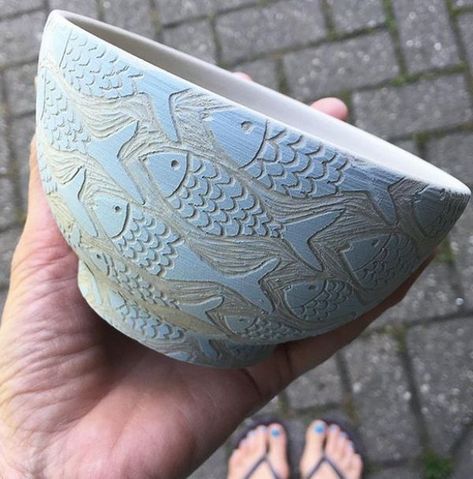 Ceramics Carving, Sgraffito Technique, Pottery Videos, Ceramic Fish, Wheel Thrown Pottery, Pottery Techniques, Ceramic Spoons, Ceramics Ideas Pottery, Sgraffito