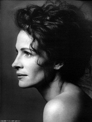 Julia Roberts, one of my favorites acress'. Clemence Poesy, Celebrity Portraits, Sophia Loren, Julia Roberts, Black And White Portraits, Cate Blanchett, Famous Women, 인물 사진, White Photo