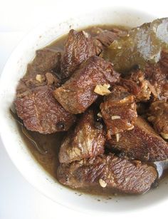 Philippine Beef Adobo - classic filipino soul food Beef Adobo Filipino, Beef Adobo, Adobo Filipino, Phillipino Food, Philippine Food, Philippine Cuisine, Philippines Recipes, Vietnamese Dessert, Filipino Recipe