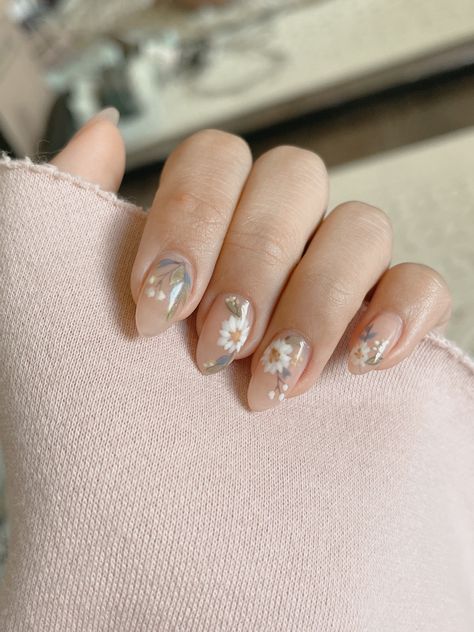 Simple Floral Nail Art French Manicures, Neutral Nails Floral, Minimalistic Flower Nails, Bridesmaid Nails Floral, Nails Pretty Design, Subtle Floral Nails, Rustic Nails Acrylic, Cottagecore Wedding Nails, Whimsical Wedding Nails