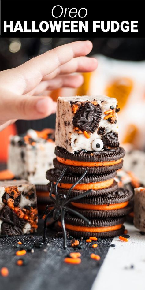 Halloween Fudge Ideas, Halloween Treats Homemade, Halloween Fudge Recipes, Oreo Halloween Treats, Halloween Fudge, Halloween Dinners, Cookie Fudge, Crushed Oreo, Halloween Oreos