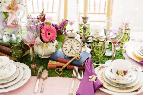 Alice In Wonderland Wedding Ideas Alice In Wonderland Flowers, Alice In Wonderland Tea Party Birthday, Tema Disney, Alice In Wonderland Wedding, Boda Diy, Mad Hatter Party, Tea Party Wedding, Alice In Wonderland Theme, Tea Party Decorations