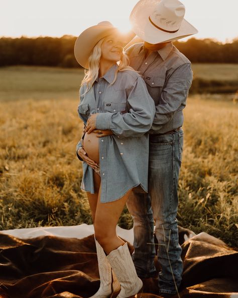 Part of the dreamiest maternity session 🤩✨ Western Maternity Pictures, Winter Maternity Photoshoot, Photoshoot Western, Maternity Photography Winter, Pictures With Horses, Western Photoshoot, Maternity Photoshoot Poses, Winter Maternity, Maternity Photoshoot