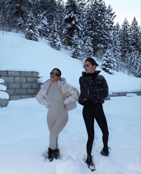 Kardashian Ski Outfit, Black Girls Winter Outfits, Snow Outfit Ideas, Brown Skirt Outfit, Minimalist Winter Outfit, Snow Outfits For Women, All Black Outfits For Women, Snow Outfits, Winter Outfits Snow