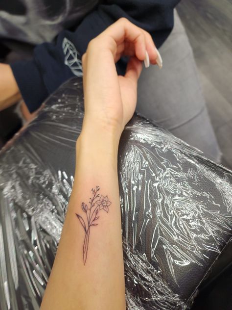 March Inspired Tattoos, Tattoo Ideas Female Daffodil, Iris And Daffodil Tattoo, Aster And Daffodil Tattoo, Millie Tattoo, Daphodil Tattoo, Fine Line Daffodil Tattoo, March Birth Flower Tattoo Daffodils, Dainty Daffodil Tattoo