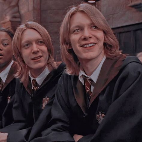 Fred, George and Ron #harrypotteraesthetic #gryffindoraesthetic #slytherinaesthetic #weasleysweater #weasleytwins Fred Weasley Long Hair, Weasley Sweater, Fred And George, Weasley Aesthetic, Weasley Harry Potter, Weasley Family, Phelps Twins, Harry Potter Icons, Buku Harry Potter