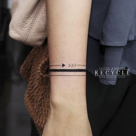 Recycle Tattoo, 20 Tattoo, Wrist Band Tattoo, Black Line Tattoo, Tatuagem Masculina Pequena, Forearm Band Tattoos, Band Tattoo Designs, Cool Tattoo, Tato Lengan