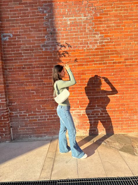 Brick Wall Instagram Pictures, Full Outfit Poses, Brick Wall Photoshoot Ideas, Nike Blazer Outfit, Photography Poses Ideas, Low Rise Jeans Outfit, Outfit Poses, Nike Blazers Outfit, Baguette Purse