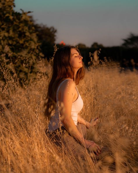 Long Grass Photography Long Grass Photoshoot, Tall Grass Photoshoot, Princess Shoot, Besties Photoshoot, Grass Photography, Princess Shot, Solo Poses, Golden Field, Pose References